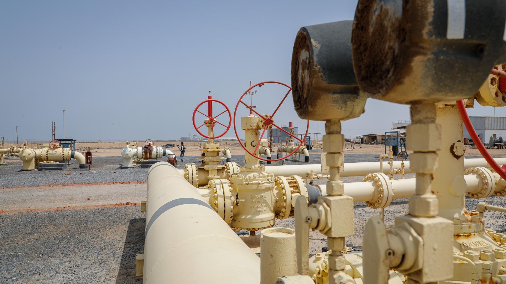 Желтые трубы нефтепровода.