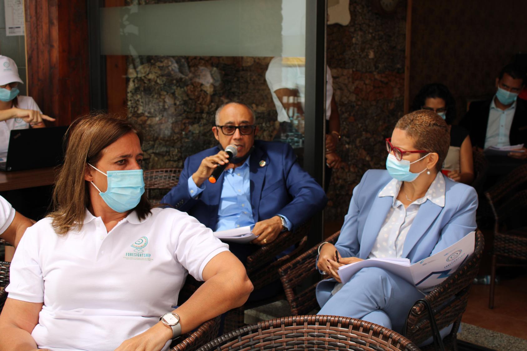 La Coordinadora Residente de las Naciones Unidas para Cabo Verde, Ana Graça, escucha (a la izquierda) mientras los participantes discuten las formas de mejorar la previsión estratégica durante el taller del crucero hacia el futuro.