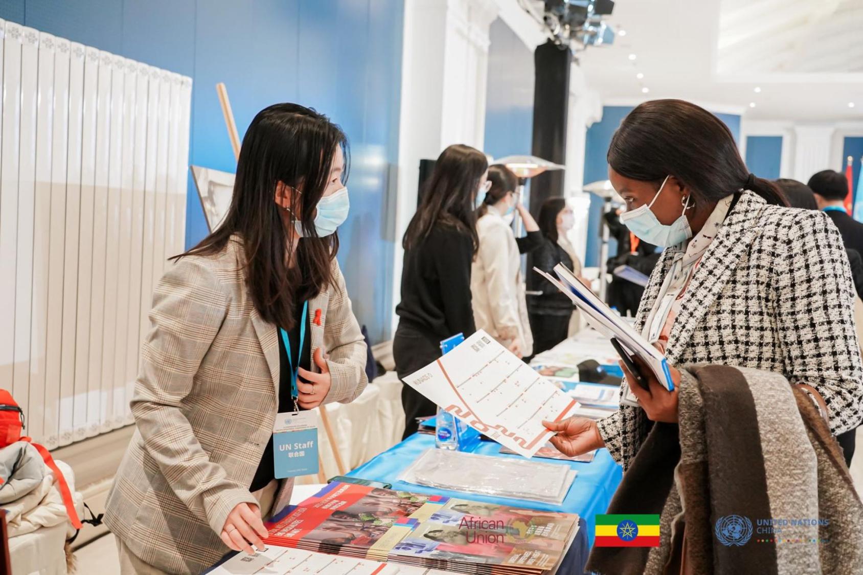 Weng Huiling presenta a la entidad ONUSIDA en la reunión de seguimiento del Foro de Cooperación China-África en la Embajada de Etiopía.