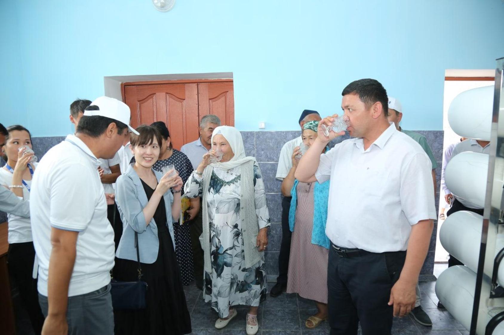 En Ouzbékista, un groupe de personnes testent le goût d'une eau potable purifiée.