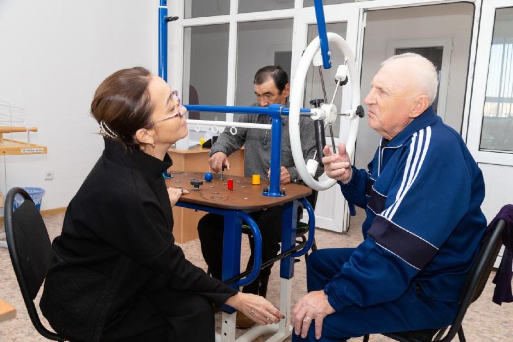 Woman in a black shirt talking to a man in a blue shirt