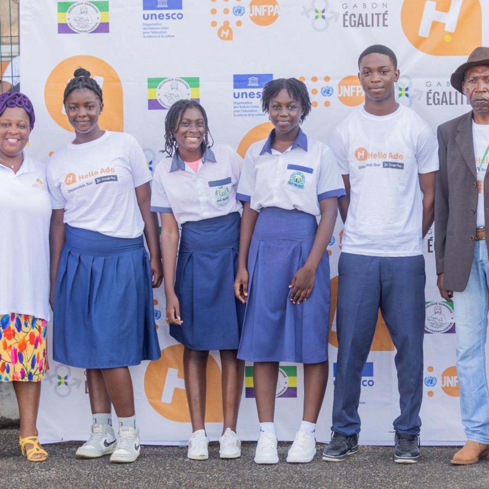 Jeunes en uniforme scolaire bleu