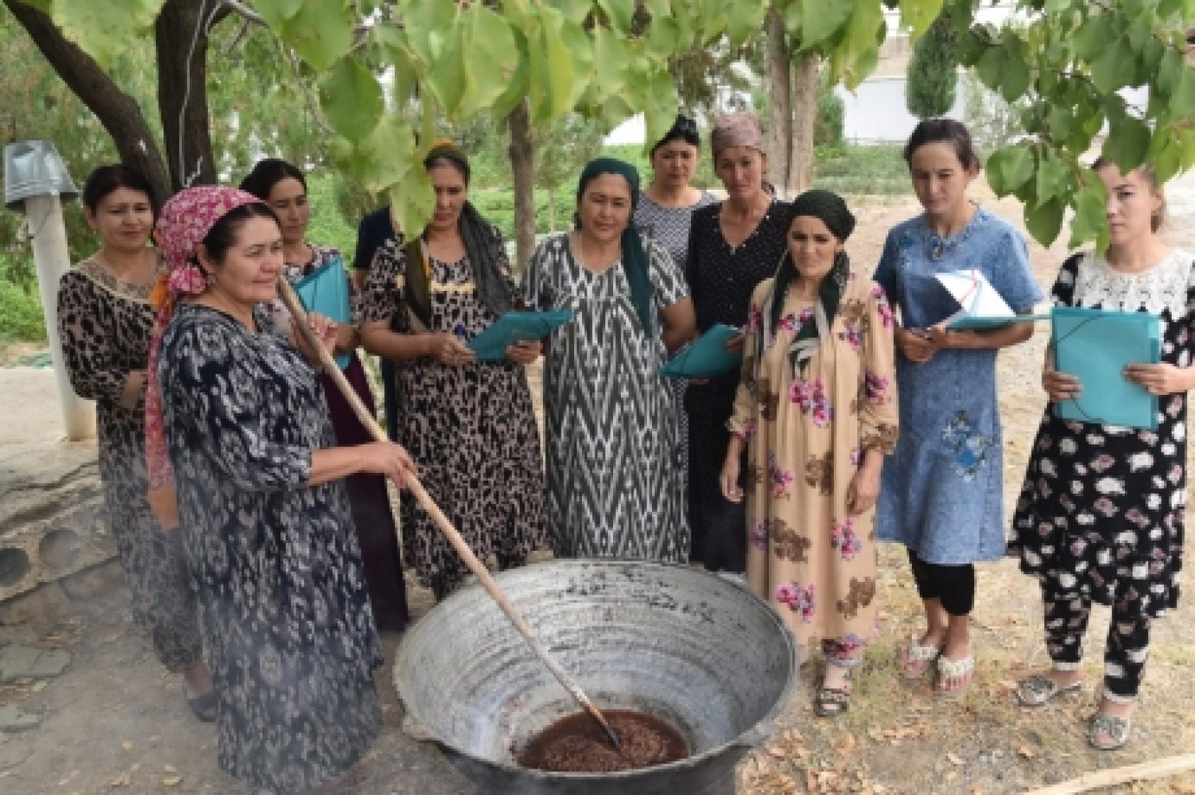 粮农组织与乌兹别克斯坦的农村妇女合作，培训其改善森林资源管理，了解她们在森林部门的权利和机会，并实现创收活动多样化。 