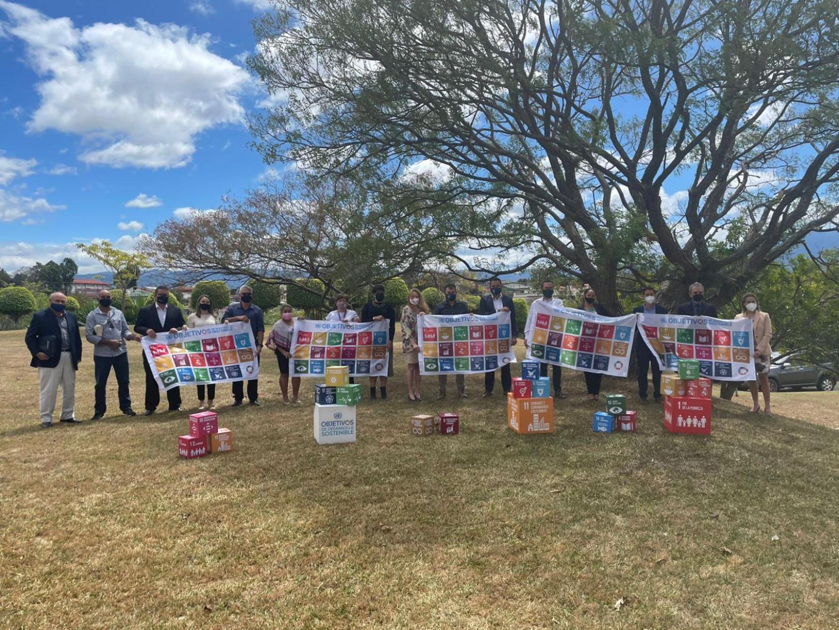 Un grupo de personas mostrando los ODS