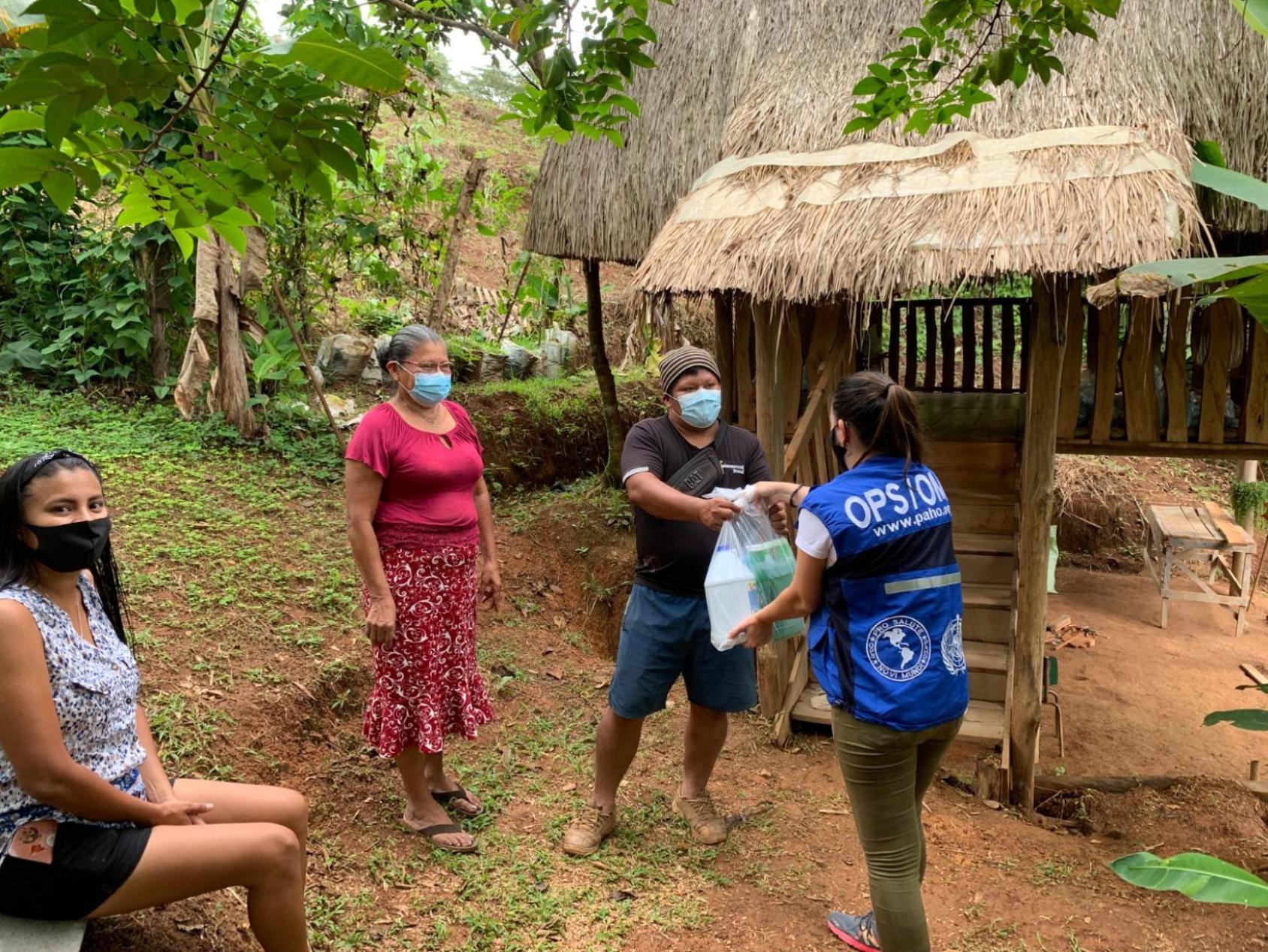 Una voluntaria apoyando las poblaciones migrantes y solicitantes de refugio