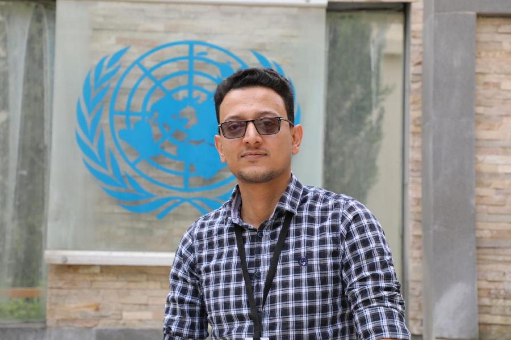  عنوان الصورة: المدرب والميسر المجتمعي عبد الرحمن يتحدث عن قوة الحوار في حل النزاعات المجتمعية في تعز. صورة: © برنامج الأمم المتحدة الإنمائي / اليمن 