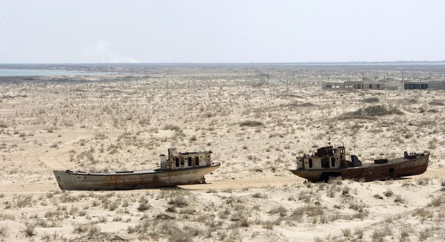 Заброшенные ржавые старые корабли в пересушенной долине