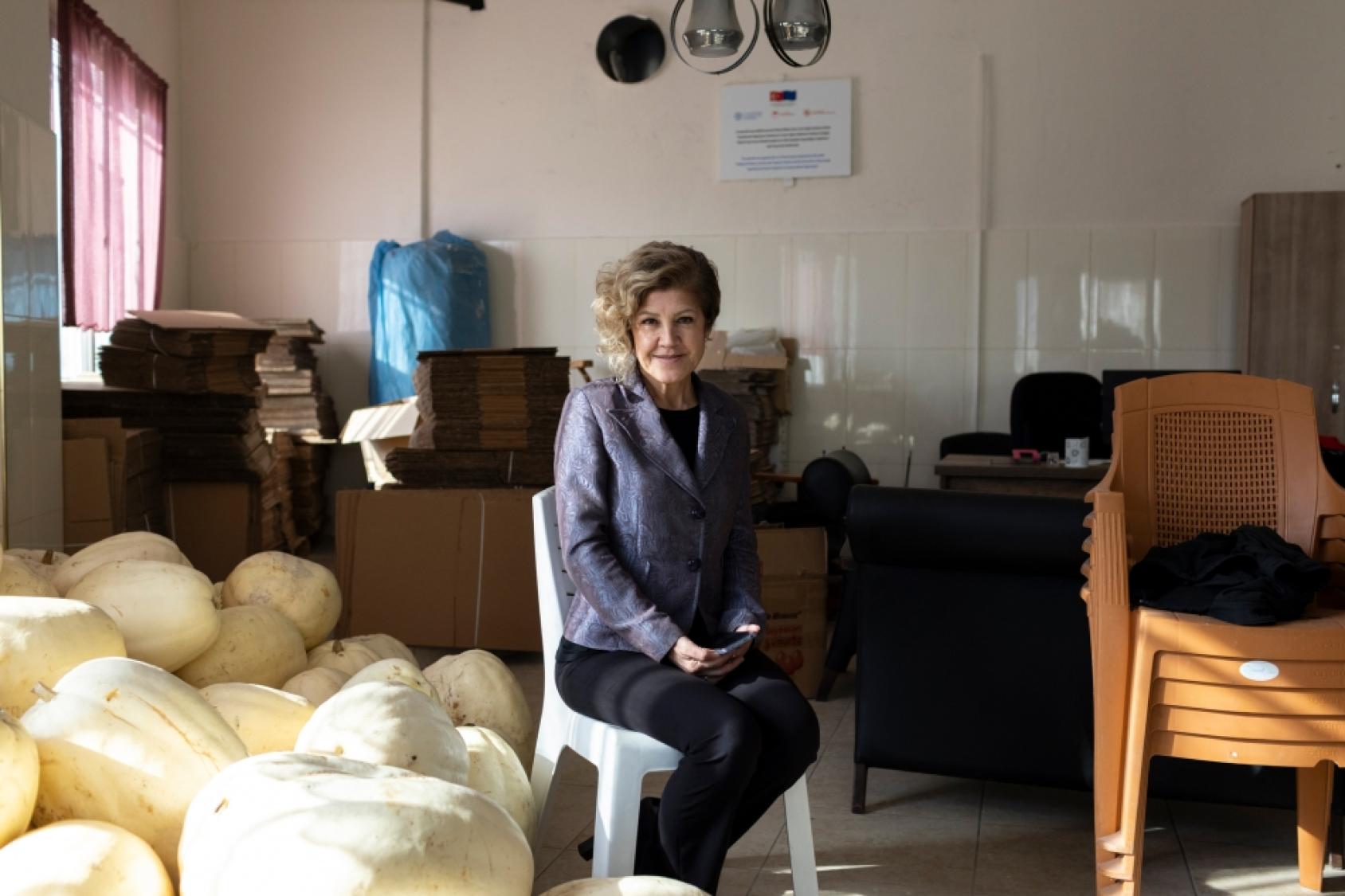 在粮农组织的帮助下，合作社负责人Atiye Sönmez Erdoğdu努力克服2023年破坏性地震的打击，重新召回成员，重启生产。