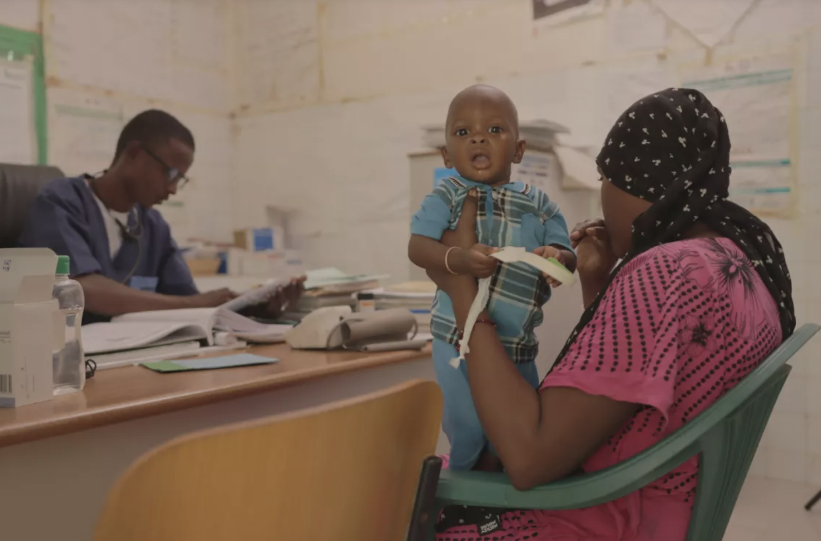 一个妇女抱着孩子在进行咨询