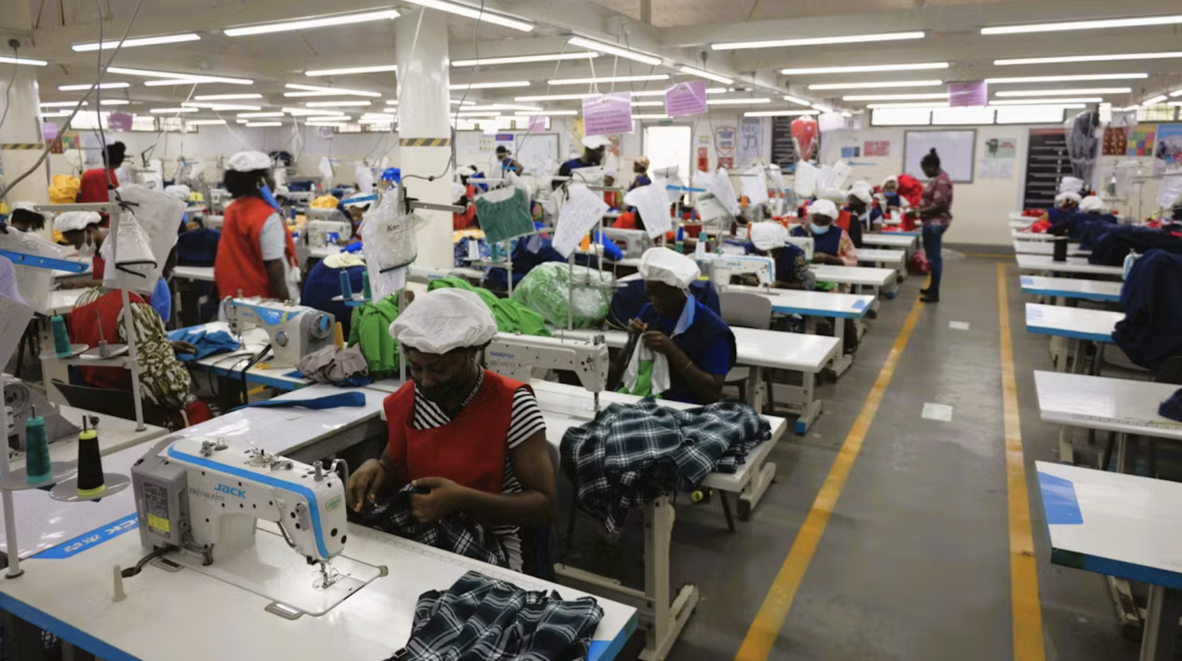 Certaines de mes employées ont des problèmes de cycle menstruel, j’ai donc demandé à une gynécologue de venir à l’usine. En tant que cheffe d’entreprise, on est parfois confronté à des défis. Mais quand les employées voient que vous vous souciez d’elles, elles restent à vos côtés. (Ghana, 2024)