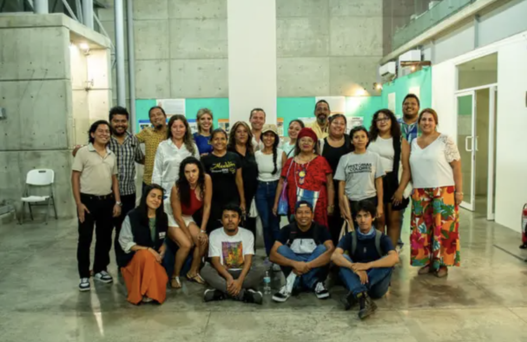 一群人集体合影