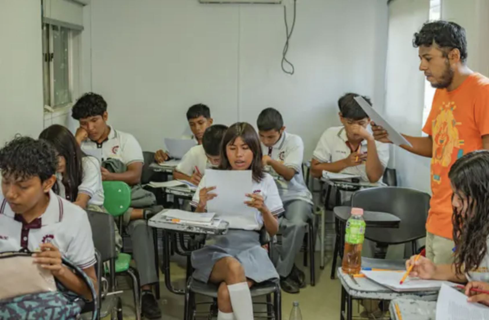 学生和老师在教室讨论