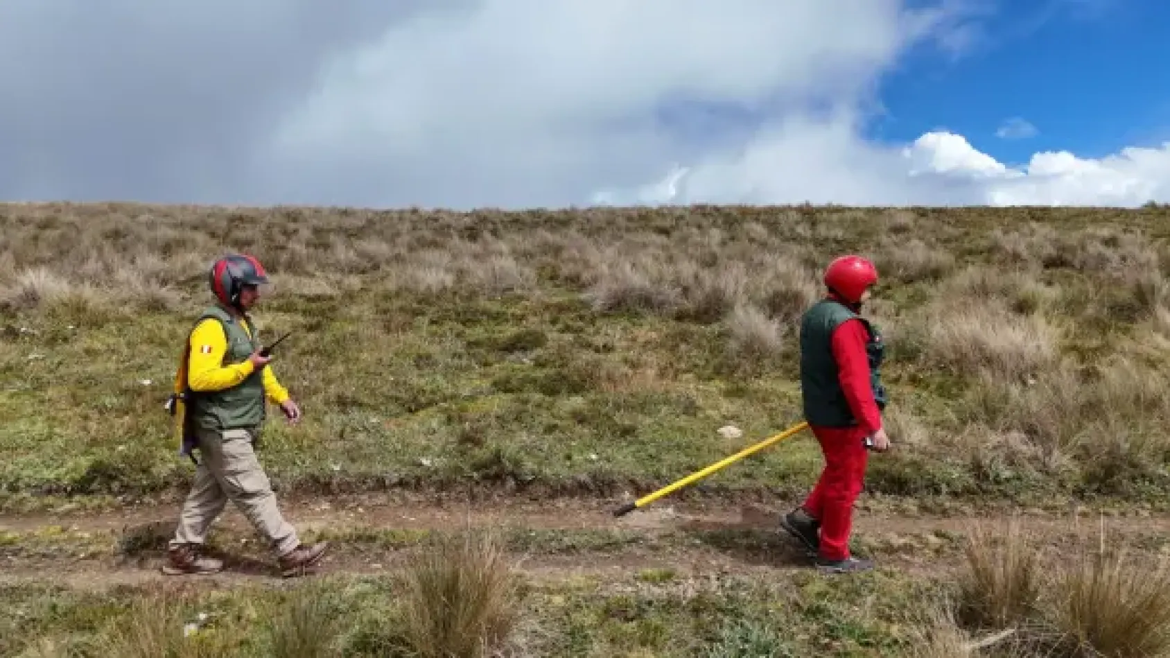 Hombres inspeccionando la línea de defensa