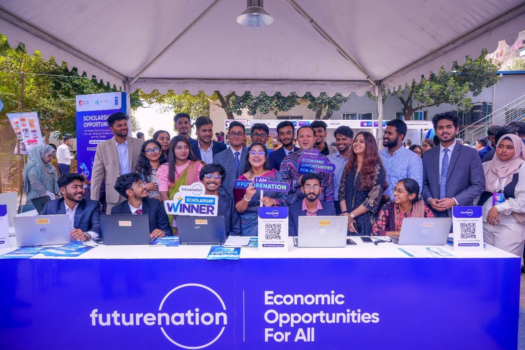 一群人在一个帐篷下面拍照