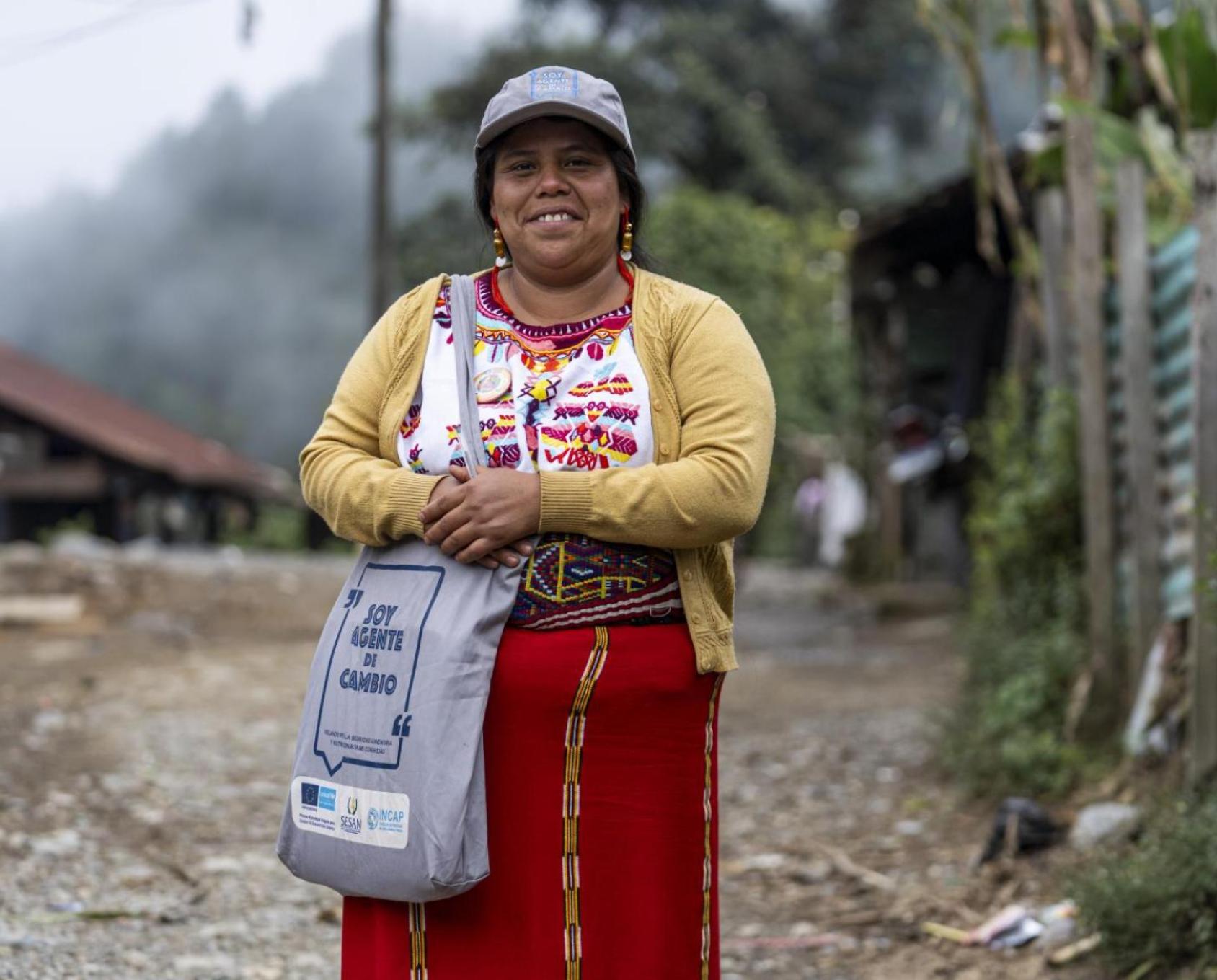 Mujer sonriendo a la cámara