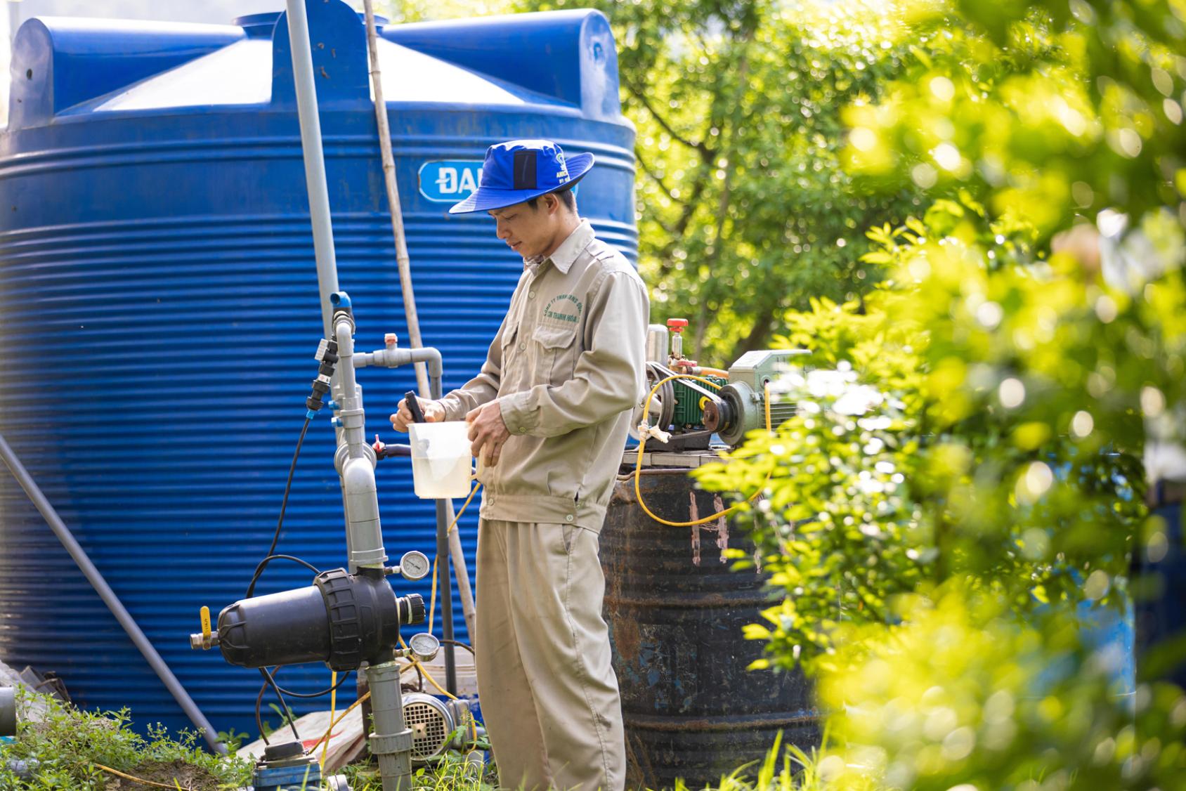 Hieu avait l’habitude de cultiver des légumes en plein air, mais il se heurtait à des difficultés liées aux conditions météorologiques imprévisibles et à la volatilité des prix du marché.