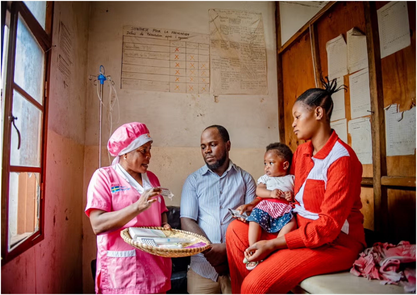 Un couple marié se rend dans un centre de santé à Goma, où une sage-femme déployée par l’UNFPA leur fournit des informations sur la planification familiale. Ils décident d’utiliser la contraception afin d’assurer un espacement sûr entre les grossesses.