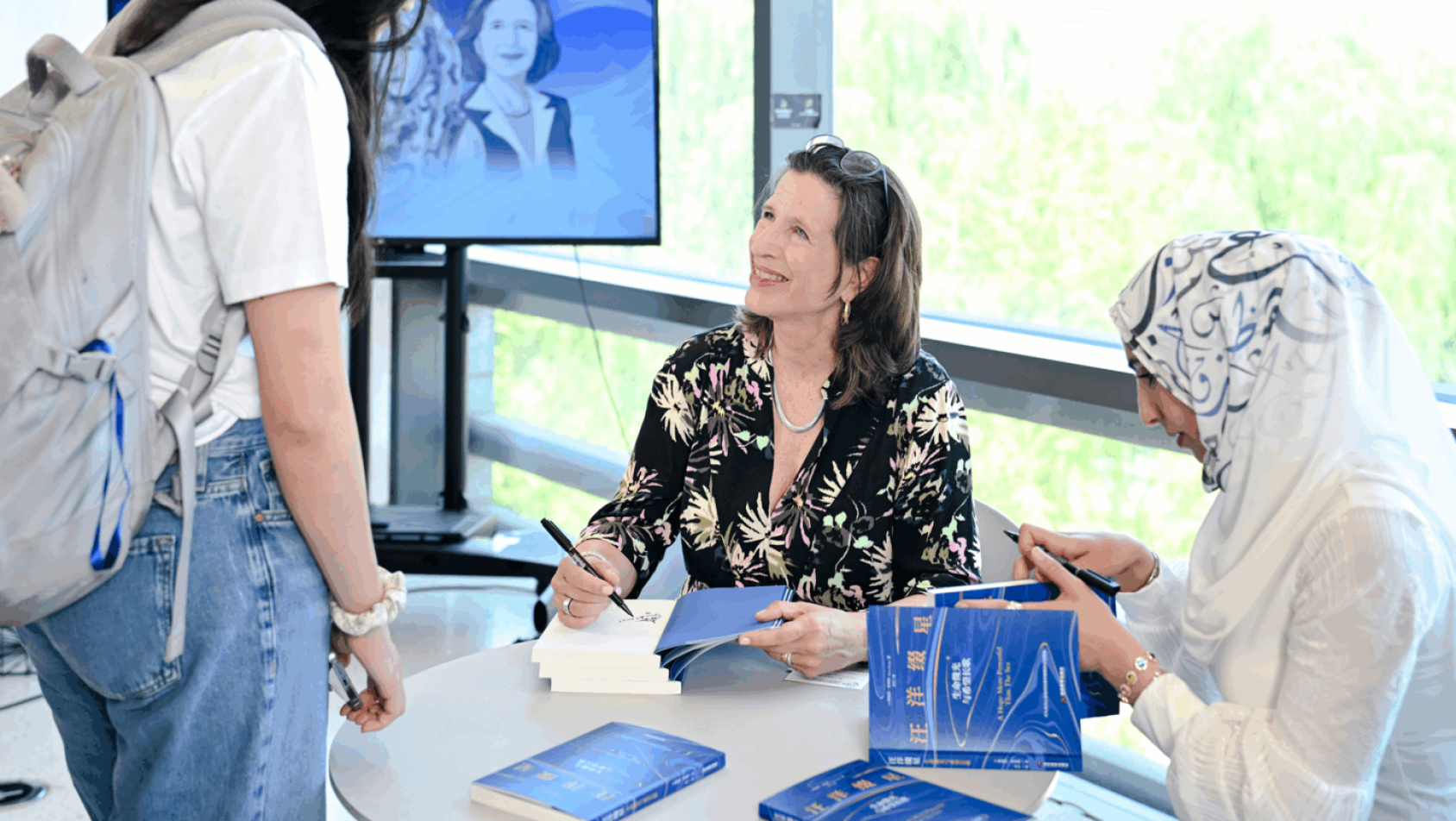 一个新书签售会现场