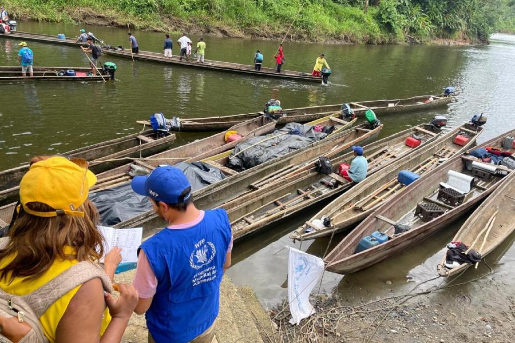 Personas gestionando la ayuda 