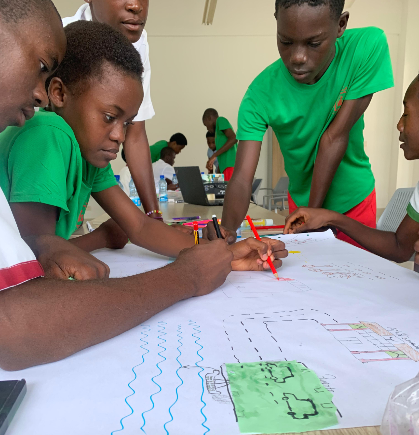 Adolescentes de Akurenam trabajando durante el taller.