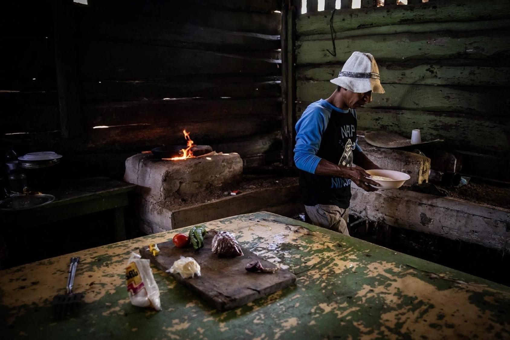 Edwin cocinando en su casa
