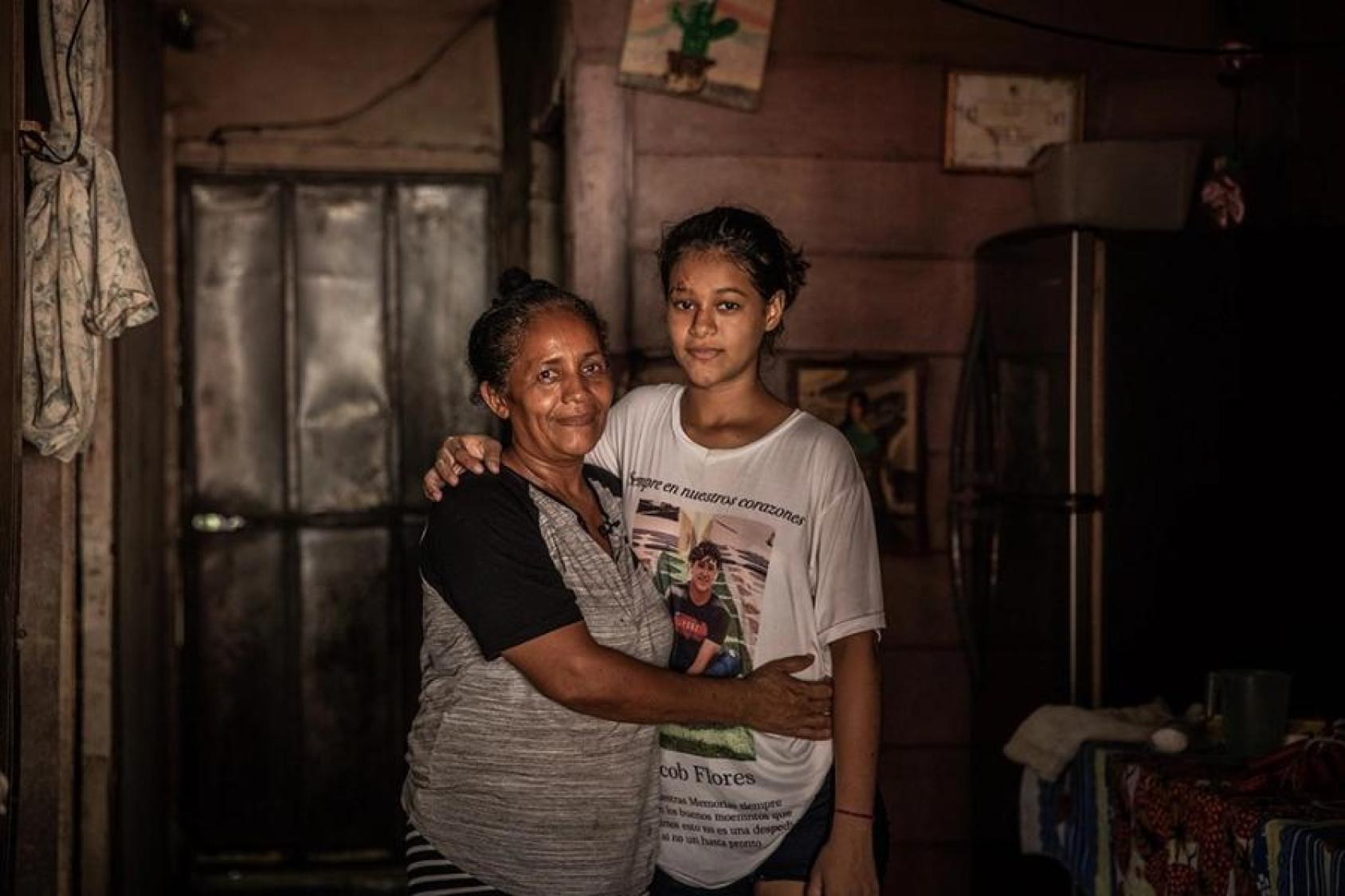 Maria Luisa junto a su hija muestran su casa