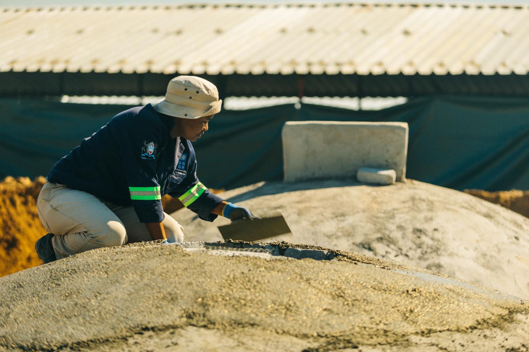 Mujer trabajando en un pozo de biogás
