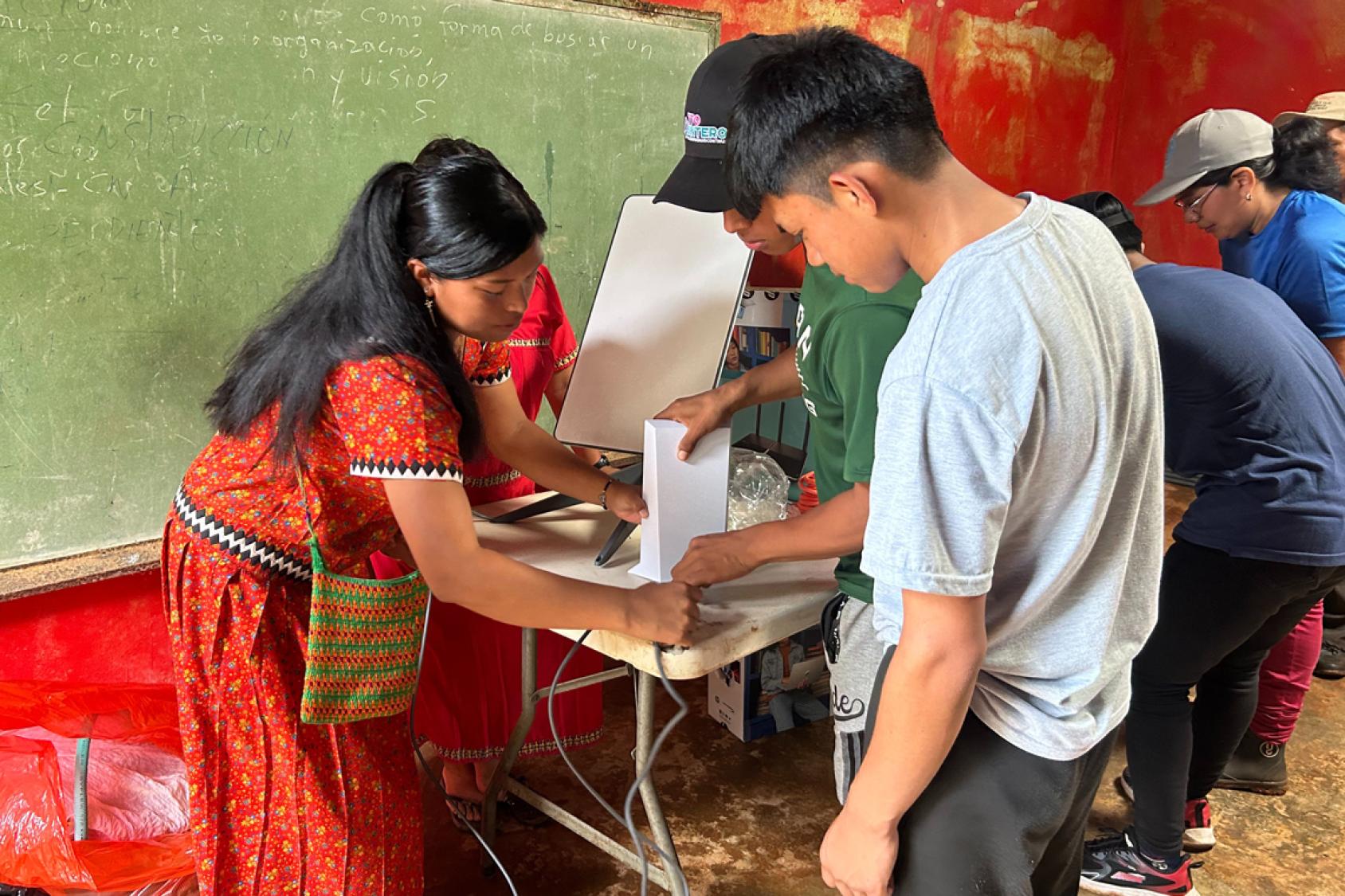 Tres personas trabajando juntas