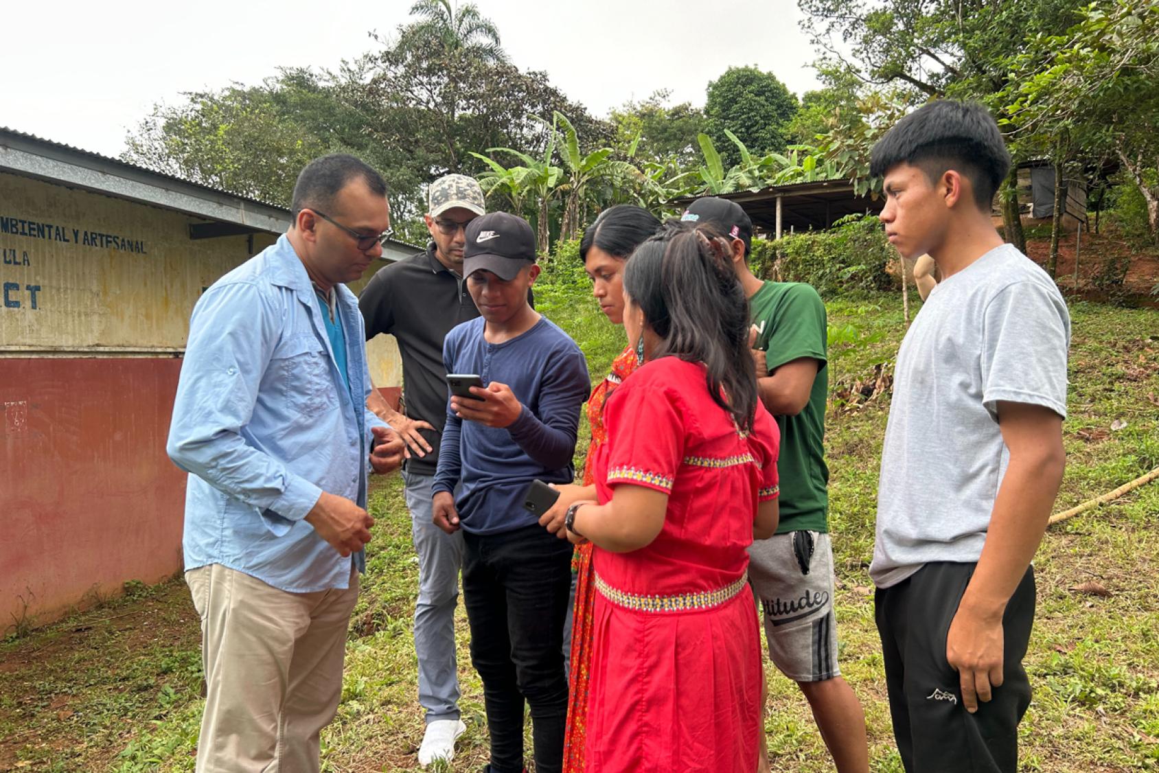 Gente mirando la pantalla del teléfono