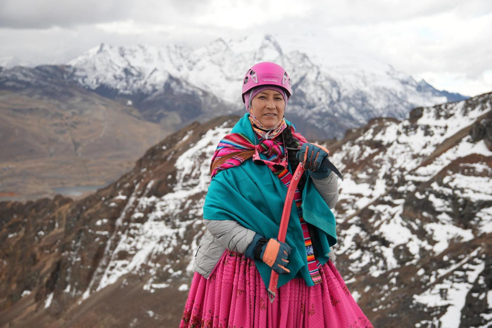 Cholita escaladora arriba en la montaña