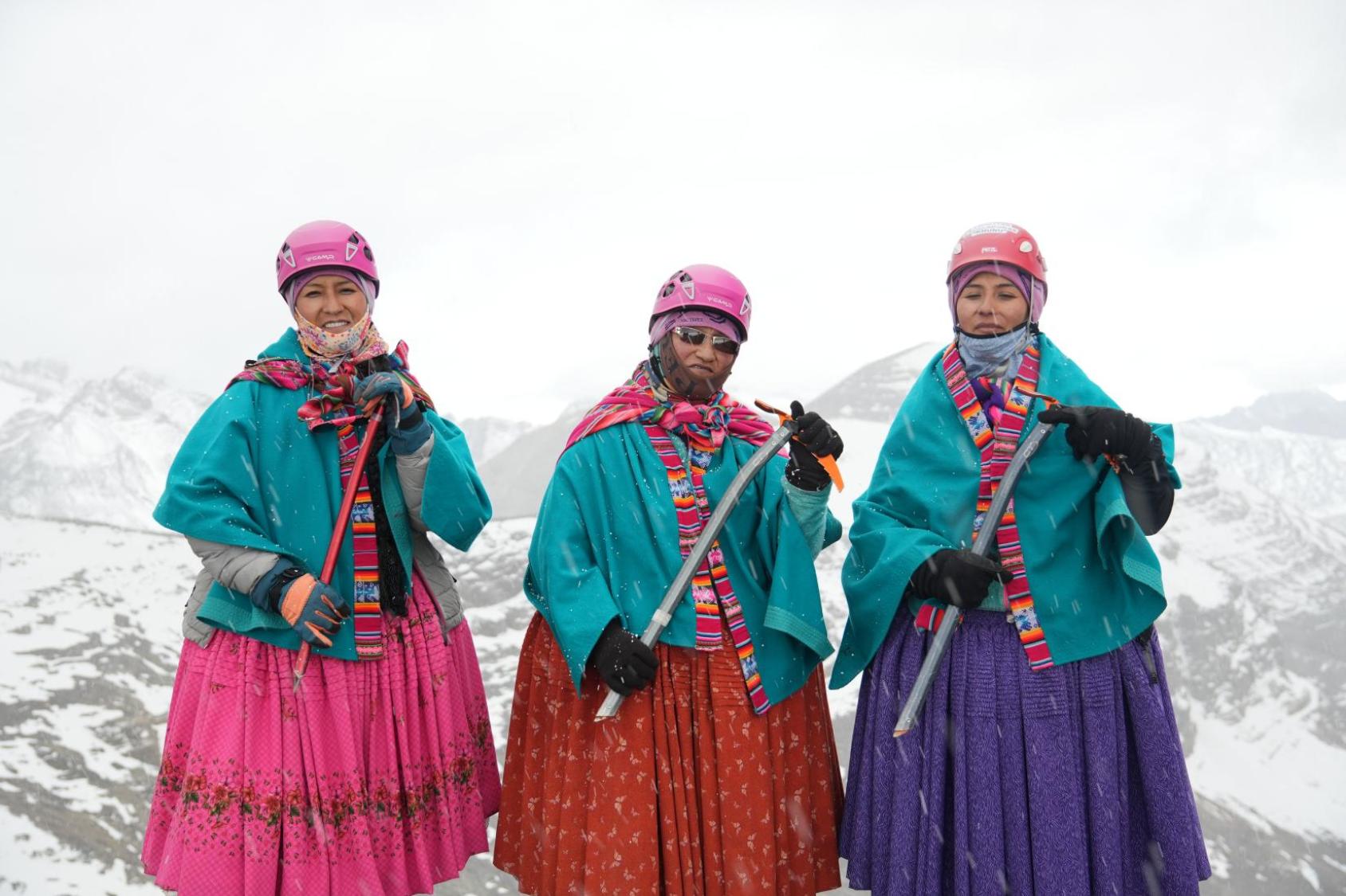 Cholitas escaladoras arriba de la montaña