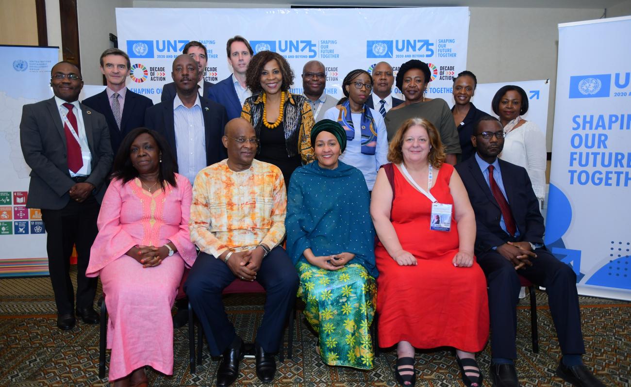 Photo d'Amina Mohammed, la Vice-Secrétaire générale de l'ONU, assise aux côtés de responsables d'agences régionales devant des panneaux représentant ONU75 et les ODD.