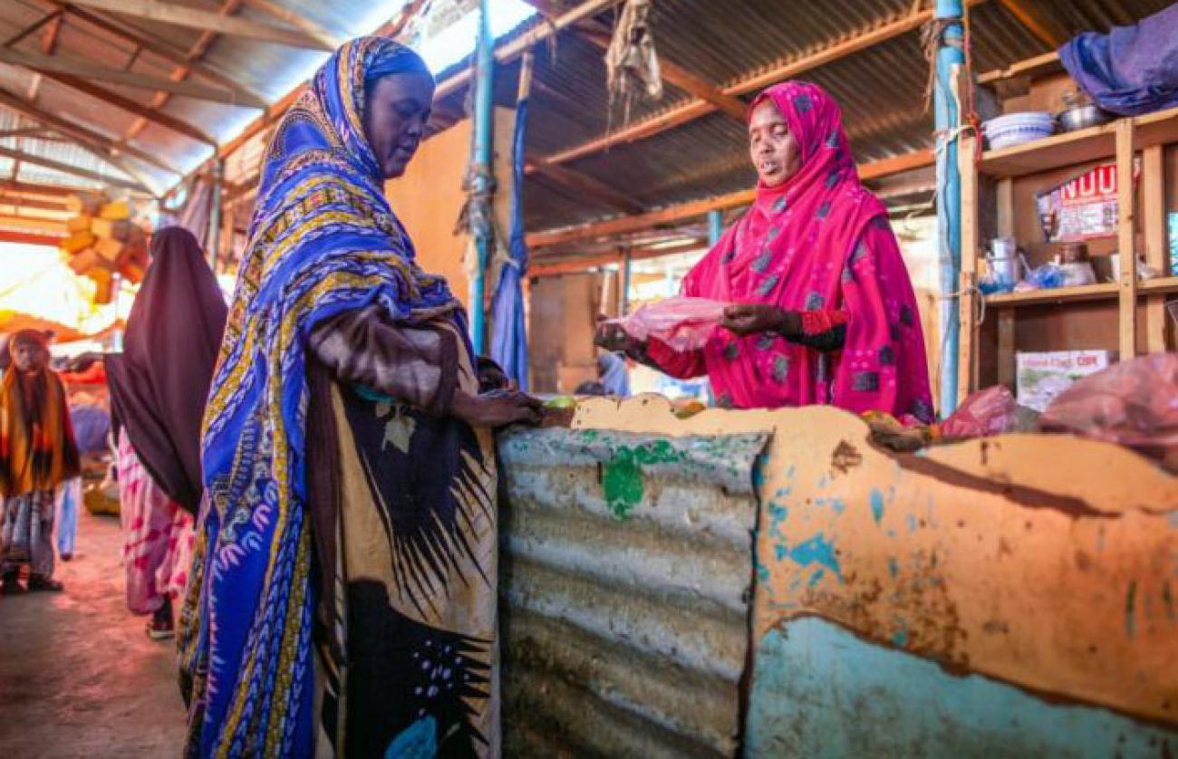 نساء في السوق.