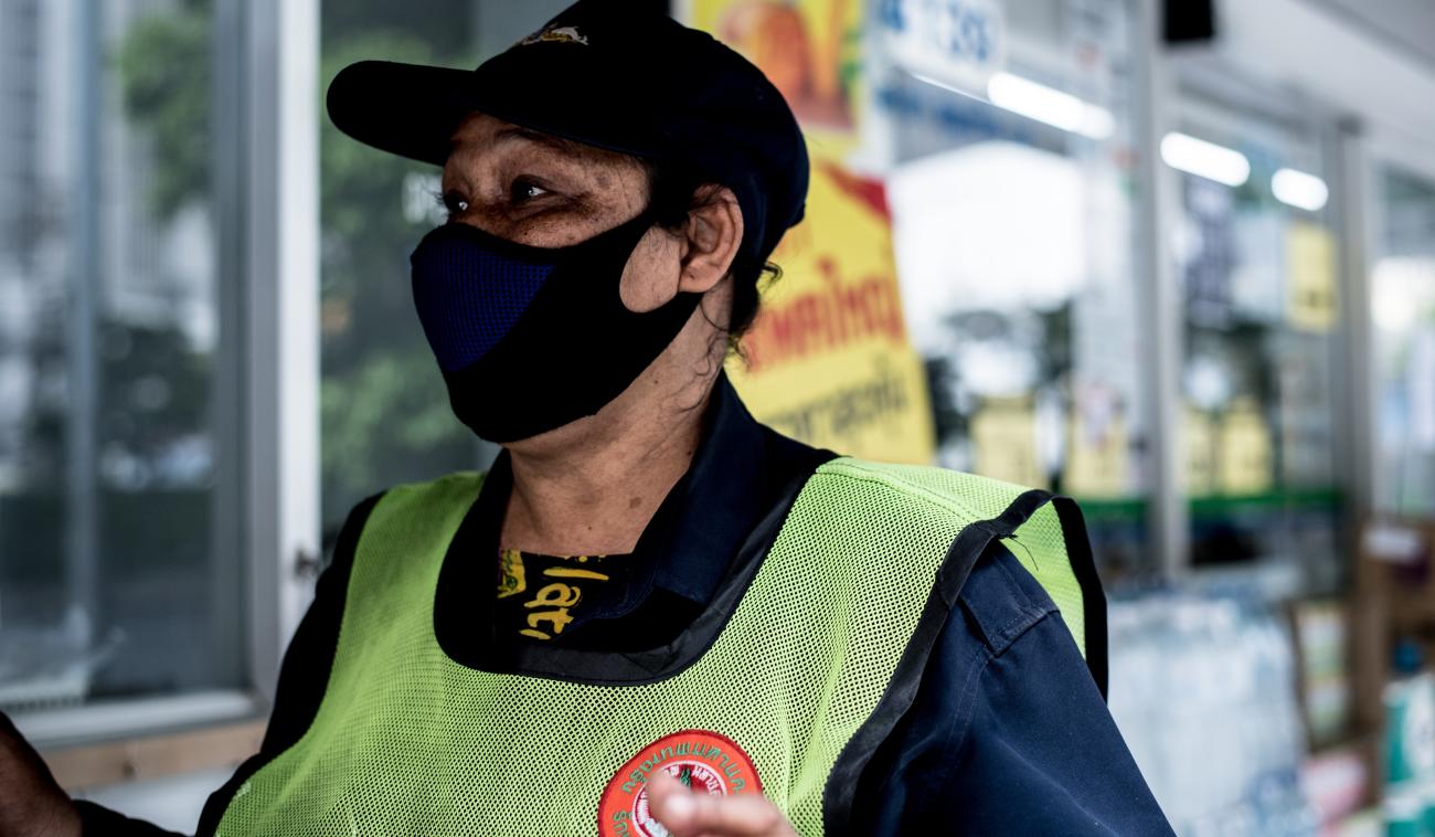 Sukon, una limpiadora pública de 59 años, lucha contra algo invisible para mantener limpios los lugares públicos y el bienestar físico de los demás en la comunidad.