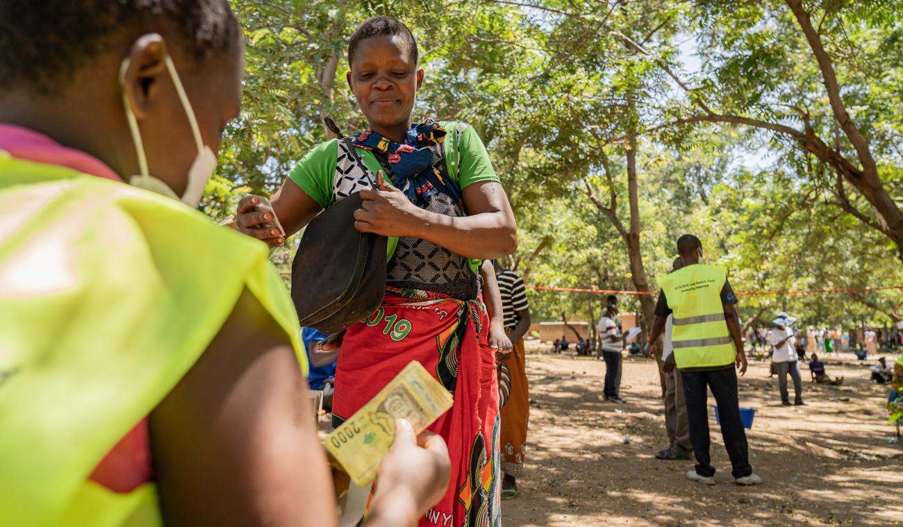 Una mujer espera la transferencia de dinero.