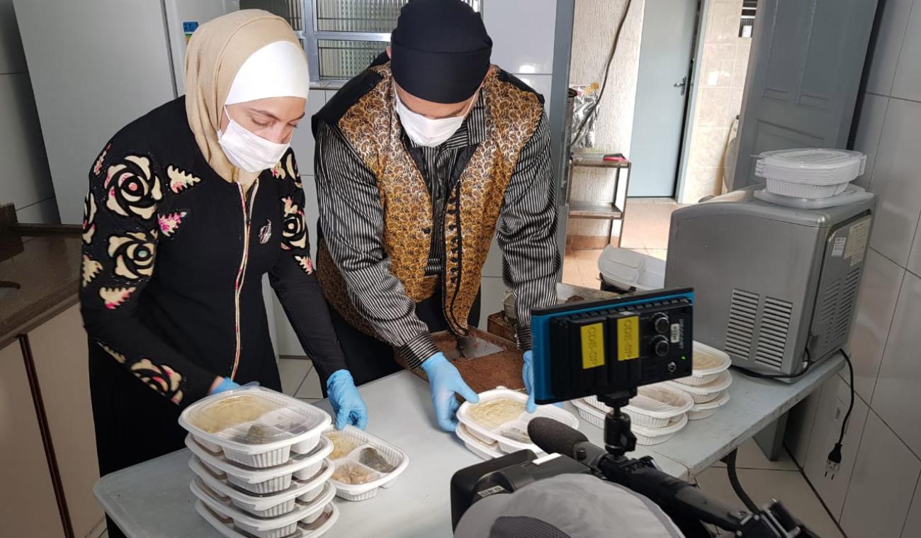 A São Paulo, Talal et Ghazal Al-Tinawi préparent des repas à emporter pour les personnes âgées.