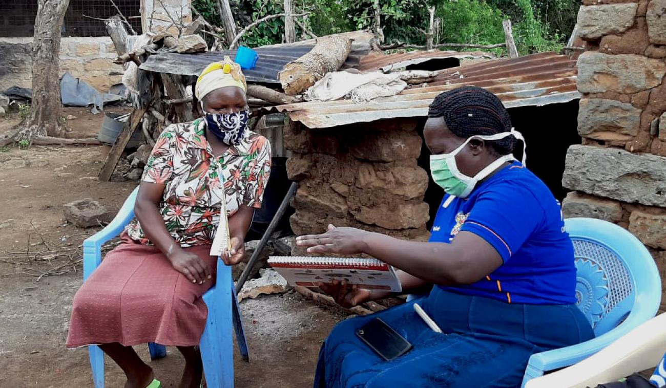 امرأة تقدم إرشادات ومعلومات حول كوفيد-19.