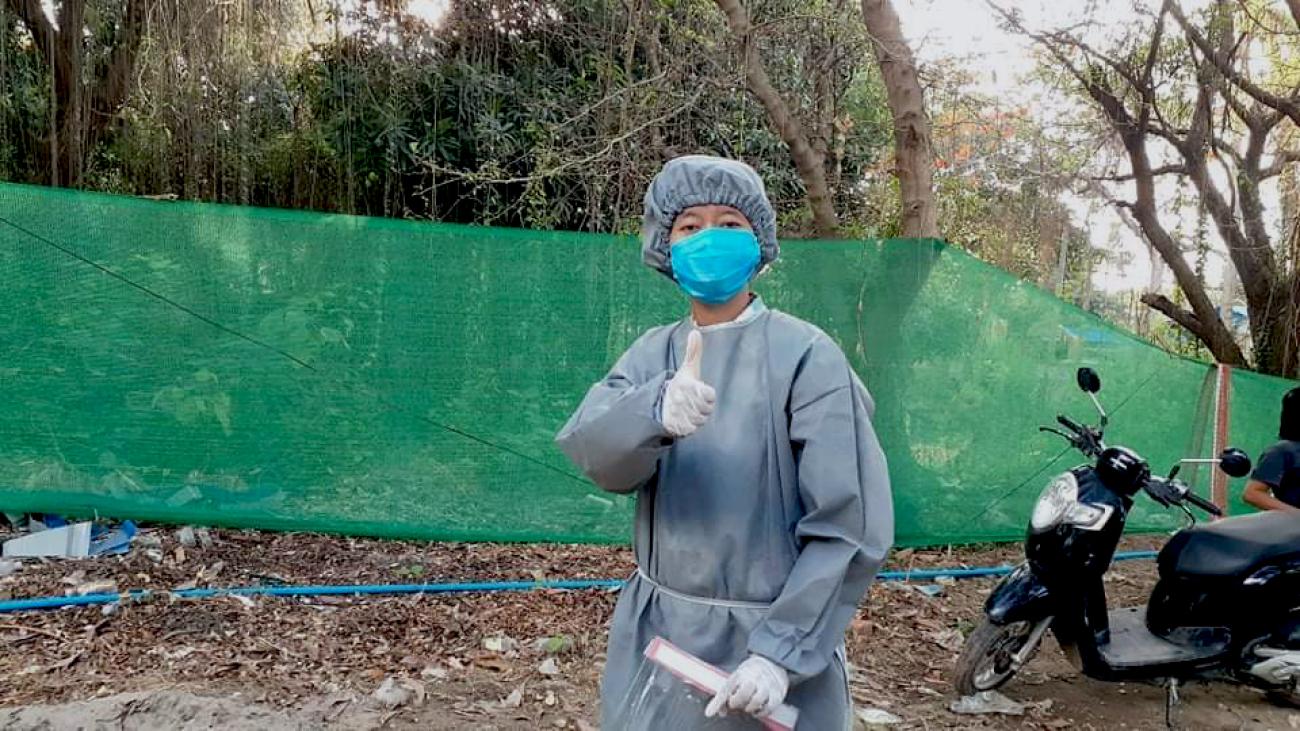  Min Min en el centro de cuarentena de Pyay con el equipo de protección personal de cuerpo completo.