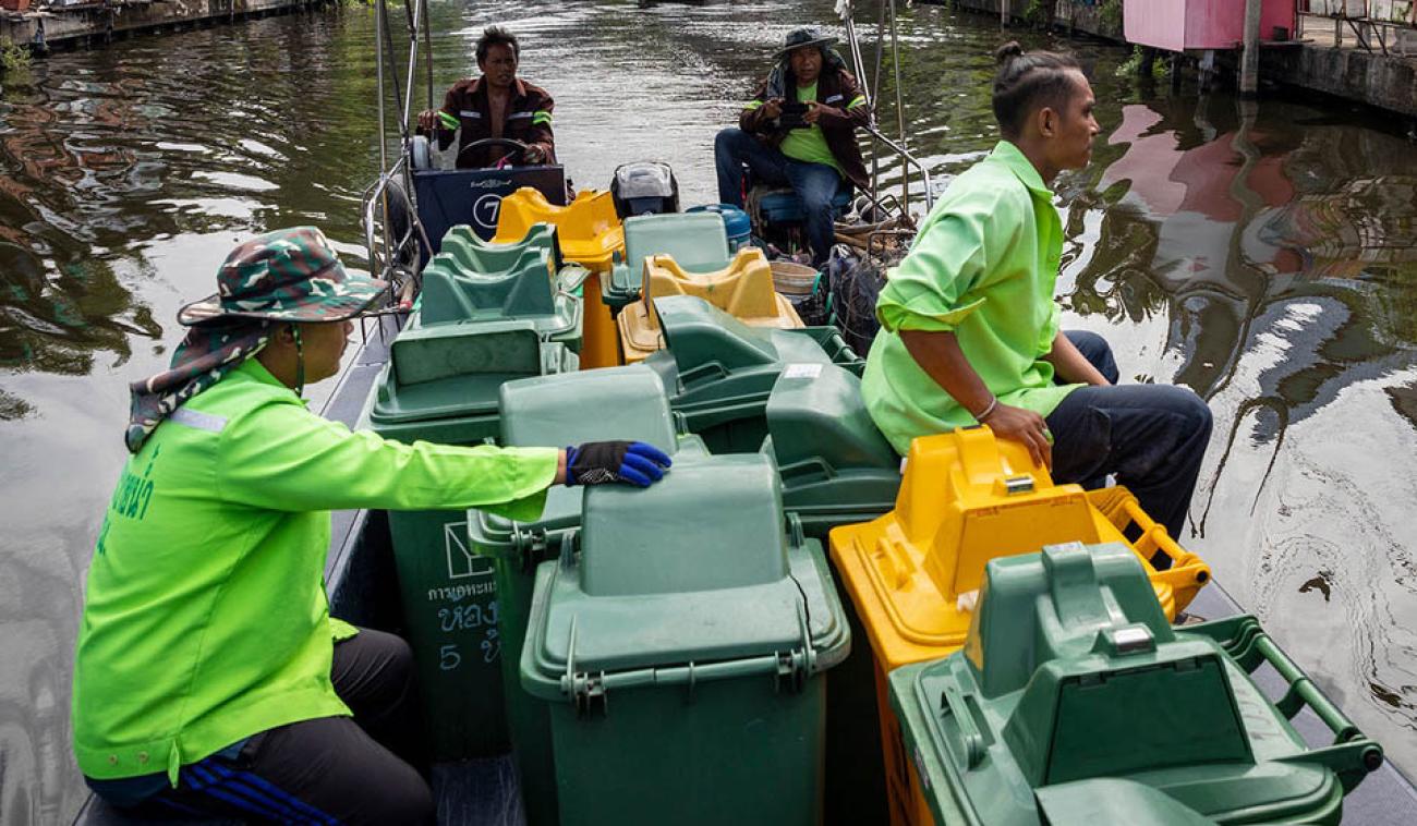 Des agents sanitaires à bord d'une embarcation collectent les déchets plastiques dans les canaux de Bangkok, la capitale de la Thaïlande.