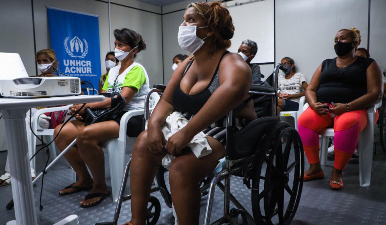 Mujeres venezolanas refugiadas y migrantes discapacitadas realizan un curso de capacitación laboral con el proyecto “Empoderamiento de mujeres refugiadas” en el norte de Brasil.