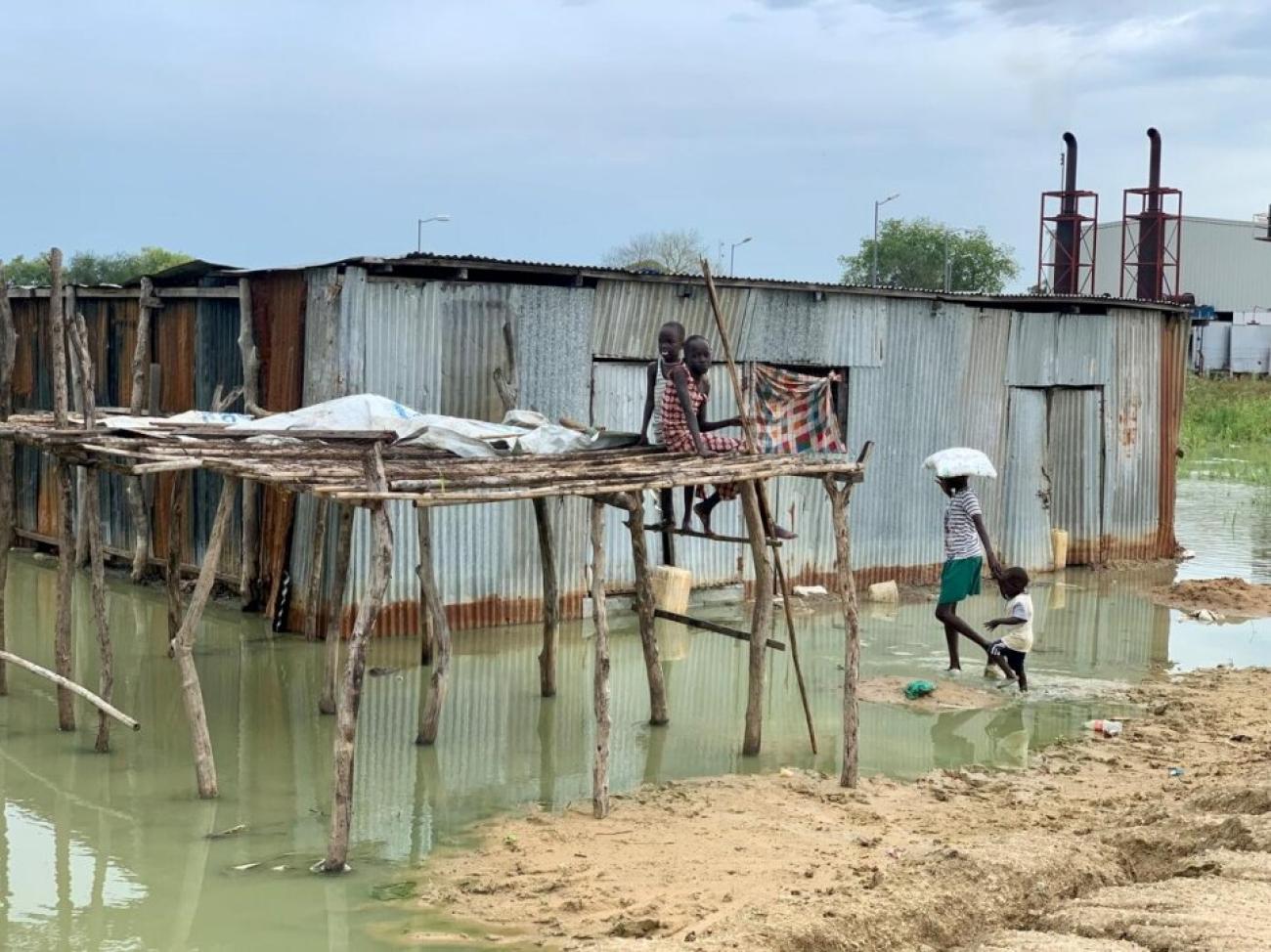 Una casa rodeada por el agua de la inundación.