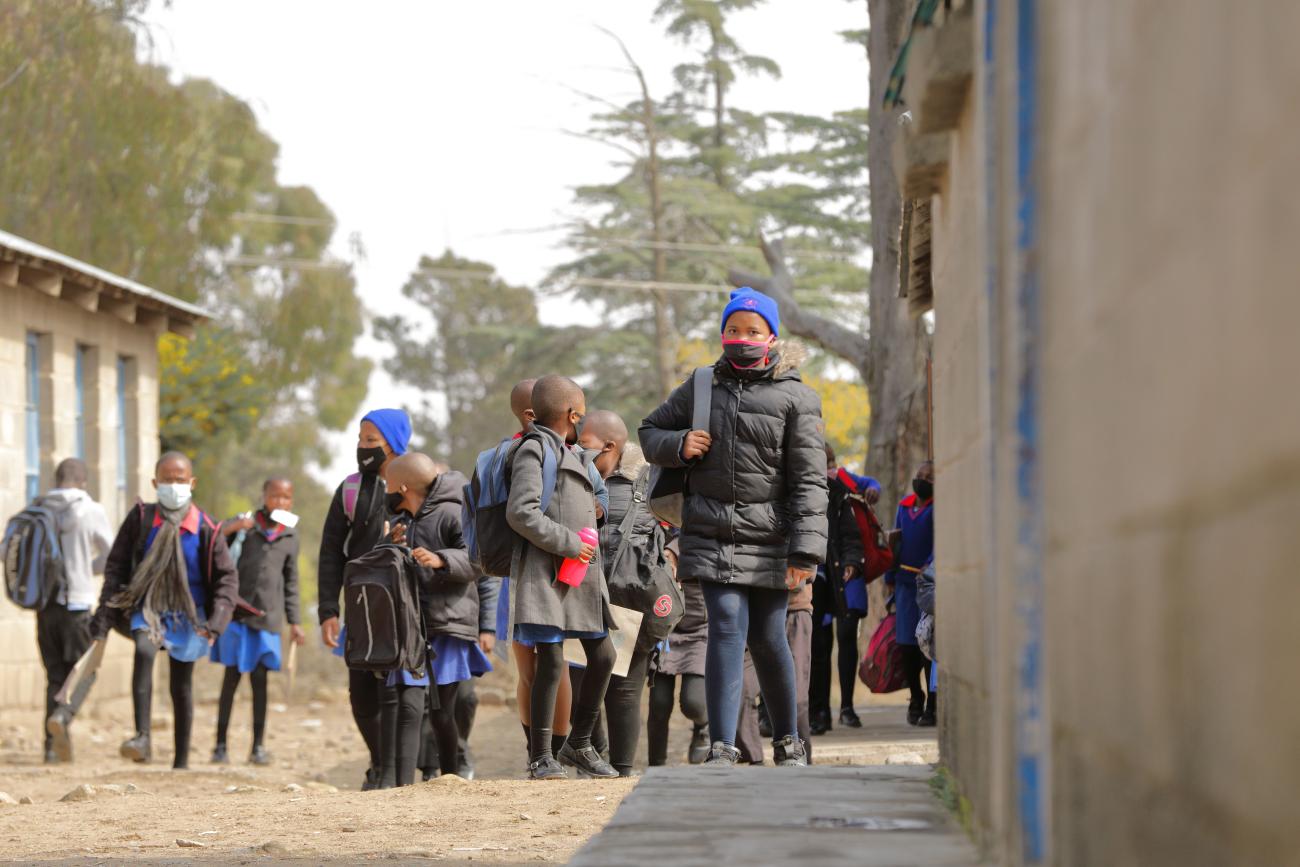 Groupe d’écolières de l'école primaire St John, dans le district de Mafeteng, au Lesotho, toutes portant un masque de protection respiratoire.