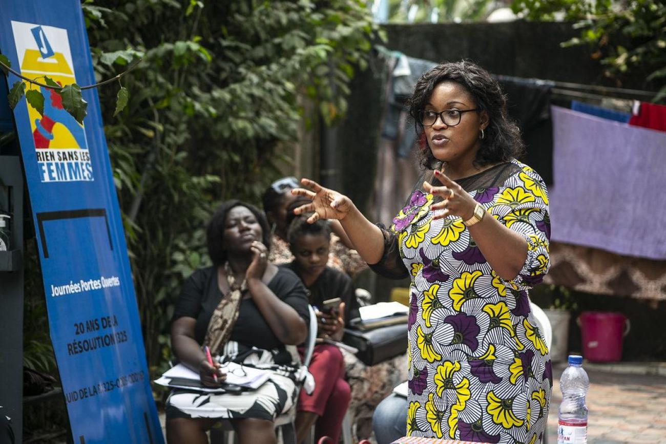 تعيش فيفي باكا مناصرة لقضايا المرأة وناشطة في مجال حقوق الإنسان ورائدة أعمال اجتماعية في جمهورية الكونغو الديمقراطية تتحدث في إحدى الفعاليات أمام مجموعة من النساء.