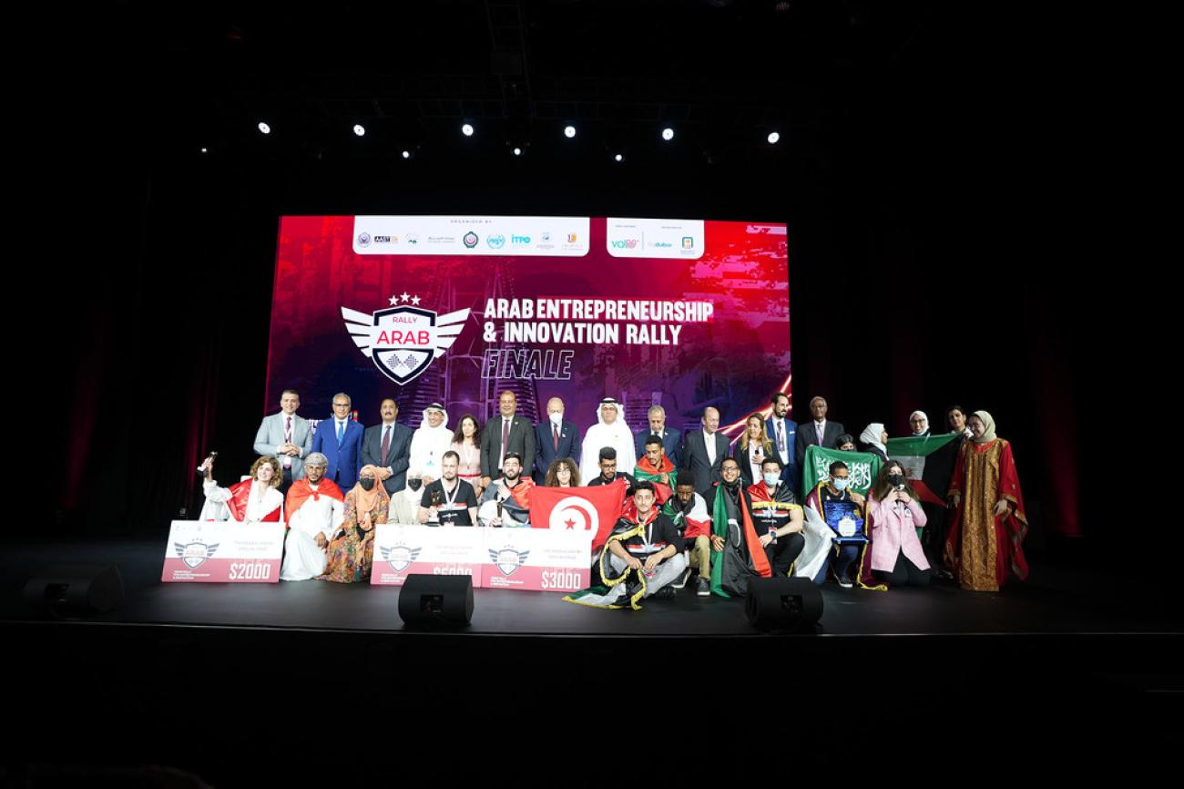 صورة جماعية تجمع بعض الشباب المشاركين في مسابقة رالي العرب لريادة الاعمال التي عقدت في دبي ضمن فعاليات إكسبو 2020.