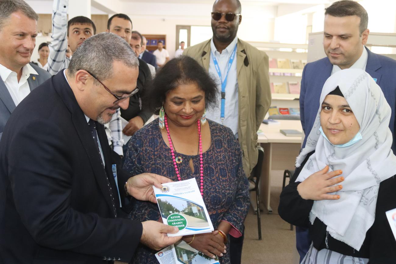 يتحدث المنسق المقيم ومنسق الشؤون الإنسانية للأمم المتحدة في أفغانستان الدكتور رامز الأكبروف والمنسقة المقيمة للأمم المتحدة في أوزبكستان رولي أستانا مع شكيبة صمدي، وهي طالبة في المركز التعليمي لتدريب المواطنين الأفغان في ترميز بأوزبكستان.