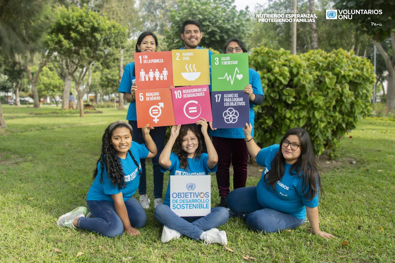 52 / 5.000 Resultados de traducción Seis voluntarios de la ONU con carteles de algunos de los ODS.
