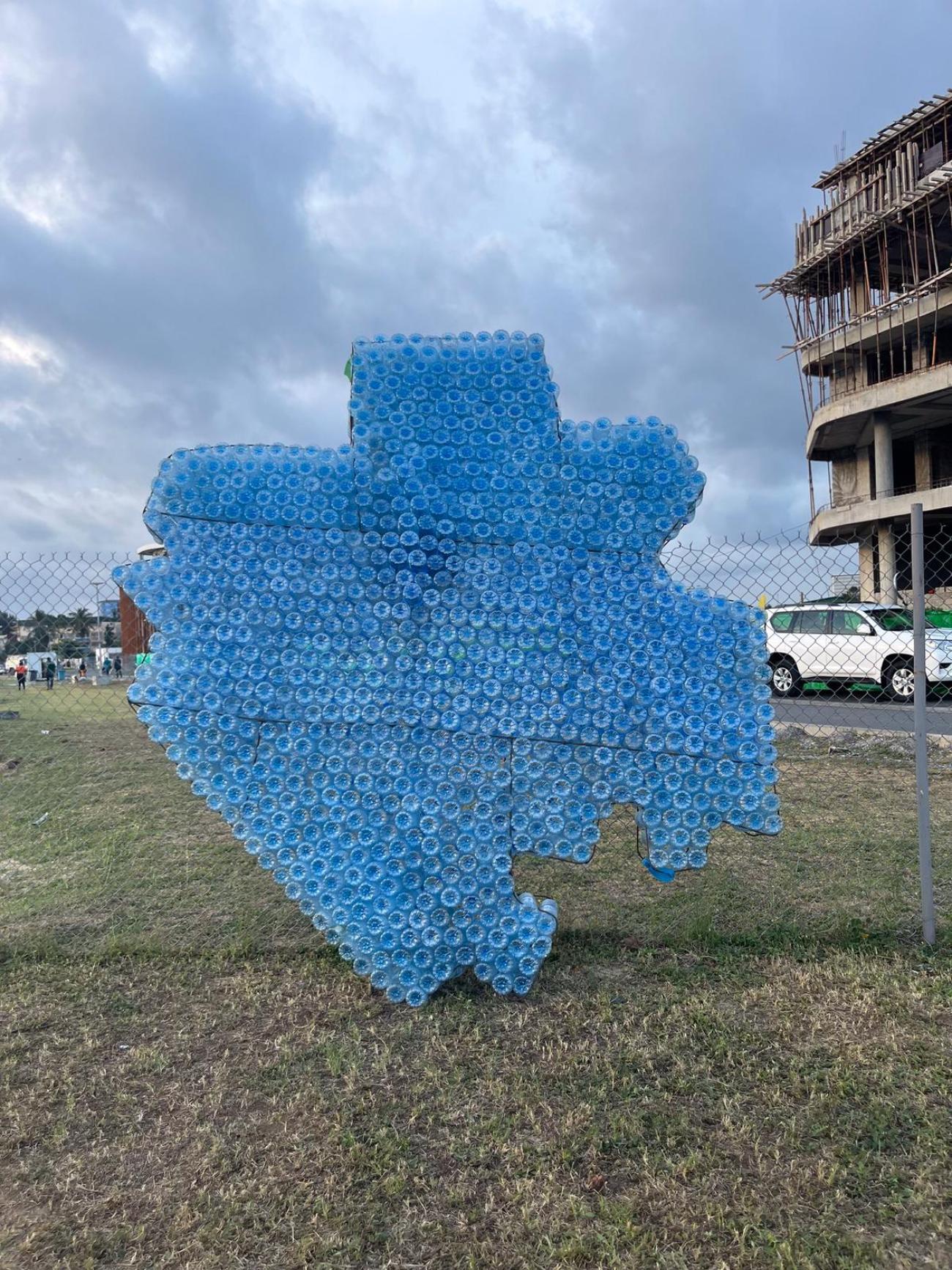 Sculpture de bouteilles en plastique recyclées. Photo de Savina Ammassari