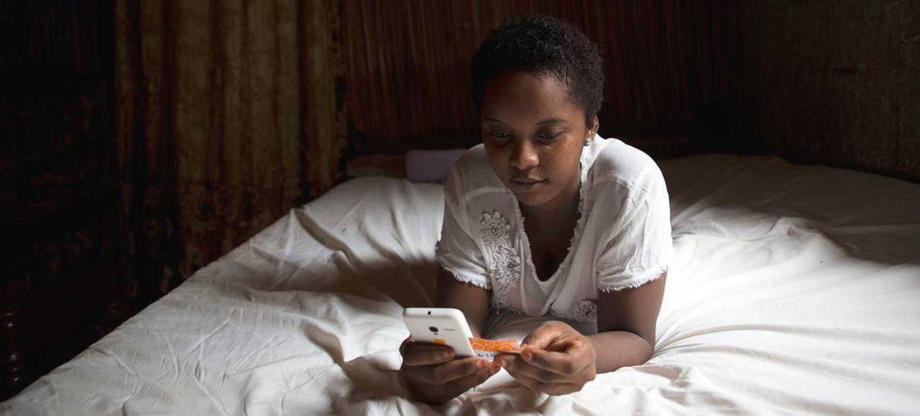 © UNICEF/Karel Prinsloo La cyberintimidation peut entraîner de l’anxiété, de la détresse émotionnelle et même le suicide des enfants.