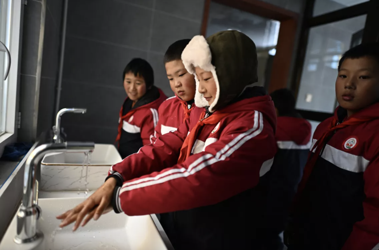 一群高原上的孩子正在排队洗手