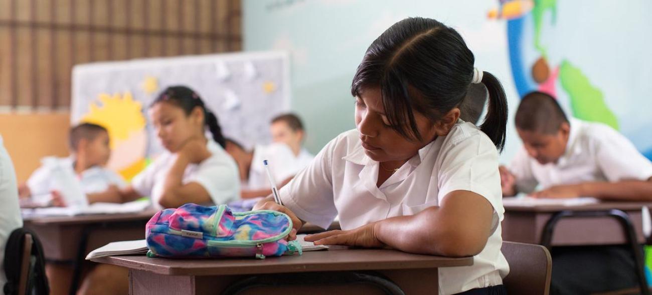 Una niña toma apuntes en su cuaderno durante una clase en Costa Rica (foto de archivo).